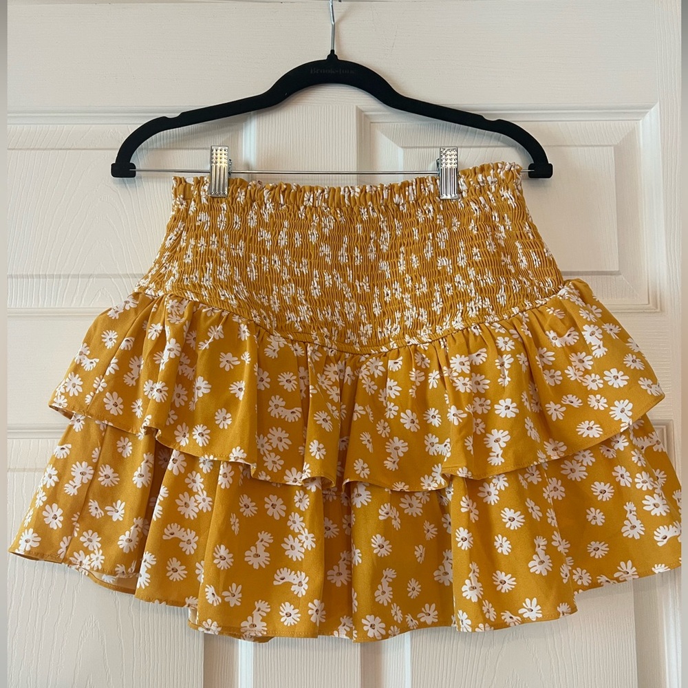 Smocked waist, ruffle skirt mustard yellow daisy print size medium